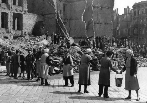 Berlin plant. Stunde Null: Berlin 1945 - Tagebuch einer Großstadt, Teil II